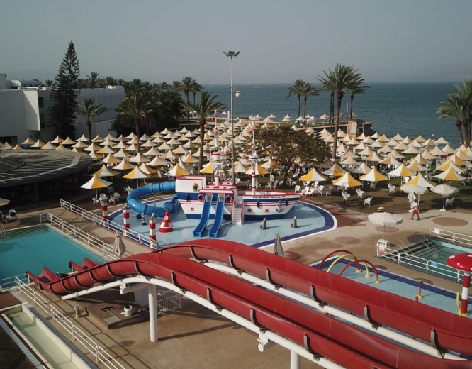 eachgai b water park red slide